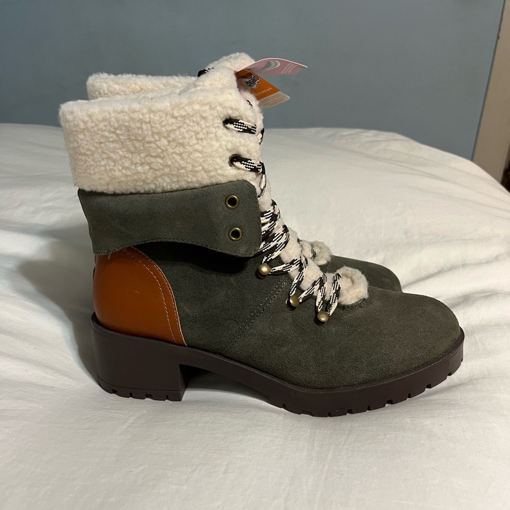Skechers Brand New Winter Boots - Picture 3 of 6